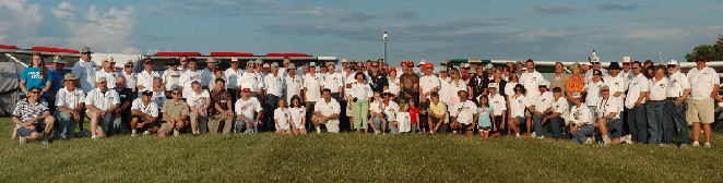 Pilots, relatives and friends that participated in the 2009 Mass Arrival.