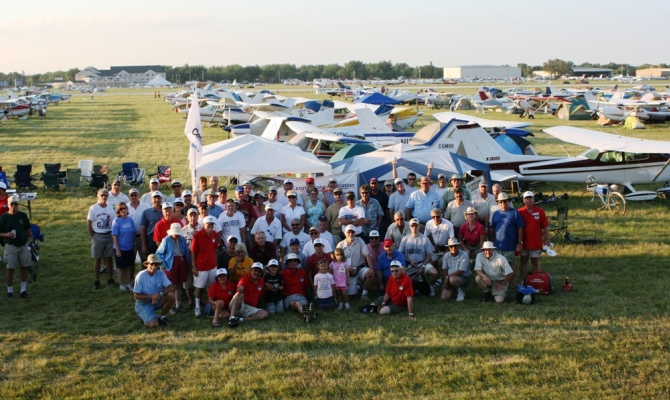 Pilots, relatives and friends that participated in the 2009 Mass Arrival.