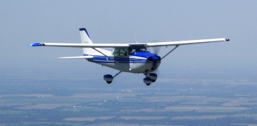 Jeff and Taylor Spangler in their Skyhawk over Kansas during the 2010 Newton clinic. Click here to see a larger image.